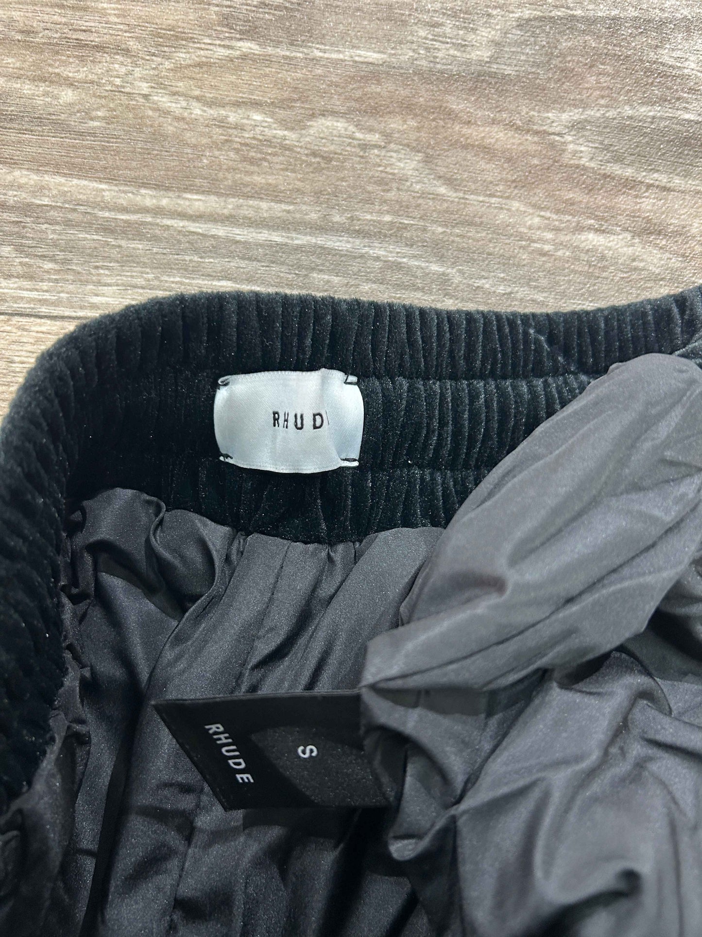 Rhude velvet logo print shorts